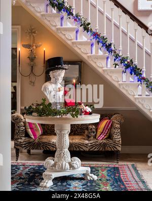 Cappello sul busto nella sala d'ingresso della casa di famiglia Dorset a Natale, Inghilterra, Regno Unito Foto Stock