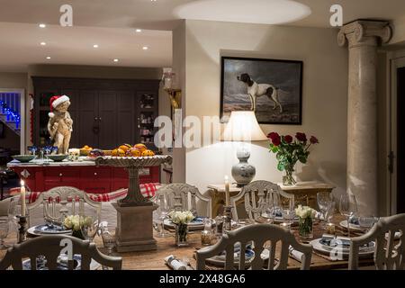 Illuminazione festiva per la cena di Natale nella casa di famiglia Dorset, Inghilterra, Regno Unito Foto Stock