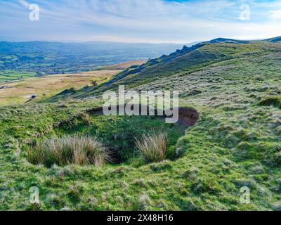 Lavello in strati di pietra calcarea sulla Black Mountain dei Brecon Beacons nel Galles del Sud, Regno Unito Foto Stock