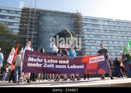 1) mai Demo 01.05.2024, Chemnitz Karl-Marx-Kopf, AM 1. mai versammelten sich ca 300 Menschen um für gerechtere Löhne sowie bessere Arbeitsbedingungen und gegen Rechts zukämpfen. Nach einer Kundgebung und etwas Lifmusik begab sich dann der Demozug in Bewegung um etwas später auf dem Rathausplatz einzutreffen der ebenfalls gefühlt War mit etlichen Infoständen. Zu einem ungeplanten zwischenfall kam es am AFD-Stand. Kurz nach Beginn der Kundgebung begab sich ein Zug aus CA 200 Gegendemonstraten a richtung des AFD-Standes. Die Polizei musste beide Lager trennen. Weitere Infos PD-Chemnitz/Erz Chemn Foto Stock