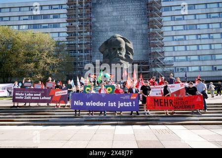 1) mai Demo 01.05.2024, Chemnitz Karl-Marx-Kopf, AM 1. mai versammelten sich ca 300 Menschen um für gerechtere Löhne sowie bessere Arbeitsbedingungen und gegen Rechts zukämpfen. Nach einer Kundgebung und etwas Lifmusik begab sich dann der Demozug in Bewegung um etwas später auf dem Rathausplatz einzutreffen der ebenfalls gefühlt War mit etlichen Infoständen. Zu einem ungeplanten zwischenfall kam es am AFD-Stand. Kurz nach Beginn der Kundgebung begab sich ein Zug aus CA 200 Gegendemonstraten a richtung des AFD-Standes. Die Polizei musste beide Lager trennen. Weitere Infos PD-Chemnitz/Erz Chemn Foto Stock