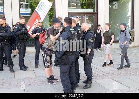 1) mai Demo 01.05.2024, Chemnitz Karl-Marx-Kopf, AM 1. mai versammelten sich ca 300 Menschen um für gerechtere Löhne sowie bessere Arbeitsbedingungen und gegen Rechts zukämpfen. Nach einer Kundgebung und etwas Lifmusik begab sich dann der Demozug in Bewegung um etwas später auf dem Rathausplatz einzutreffen der ebenfalls gefühlt War mit etlichen Infoständen. Zu einem ungeplanten zwischenfall kam es am AFD-Stand. Kurz nach Beginn der Kundgebung begab sich ein Zug aus CA 200 Gegendemonstraten a richtung des AFD-Standes. Die Polizei musste beide Lager trennen. Weitere Infos PD-Chemnitz/Erz Chemn Foto Stock