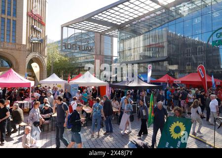 1) mai Demo 01.05.2024, Chemnitz Karl-Marx-Kopf, AM 1. mai versammelten sich ca 300 Menschen um für gerechtere Löhne sowie bessere Arbeitsbedingungen und gegen Rechts zukämpfen. Nach einer Kundgebung und etwas Lifmusik begab sich dann der Demozug in Bewegung um etwas später auf dem Rathausplatz einzutreffen der ebenfalls gefühlt War mit etlichen Infoständen. Zu einem ungeplanten zwischenfall kam es am AFD-Stand. Kurz nach Beginn der Kundgebung begab sich ein Zug aus CA 200 Gegendemonstraten a richtung des AFD-Standes. Die Polizei musste beide Lager trennen. Weitere Infos PD-Chemnitz/Erz Chemn Foto Stock