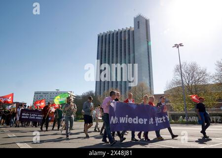 1) mai Demo 01.05.2024, Chemnitz Karl-Marx-Kopf, AM 1. mai versammelten sich ca 300 Menschen um für gerechtere Löhne sowie bessere Arbeitsbedingungen und gegen Rechts zukämpfen. Nach einer Kundgebung und etwas Lifmusik begab sich dann der Demozug in Bewegung um etwas später auf dem Rathausplatz einzutreffen der ebenfalls gefühlt War mit etlichen Infoständen. Zu einem ungeplanten zwischenfall kam es am AFD-Stand. Kurz nach Beginn der Kundgebung begab sich ein Zug aus CA 200 Gegendemonstraten a richtung des AFD-Standes. Die Polizei musste beide Lager trennen. Weitere Infos PD-Chemnitz/Erz Chemn Foto Stock