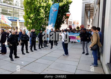 1) mai Demo 01.05.2024, Chemnitz Karl-Marx-Kopf, AM 1. mai versammelten sich ca 300 Menschen um für gerechtere Löhne sowie bessere Arbeitsbedingungen und gegen Rechts zukämpfen. Nach einer Kundgebung und etwas Lifmusik begab sich dann der Demozug in Bewegung um etwas später auf dem Rathausplatz einzutreffen der ebenfalls gefühlt War mit etlichen Infoständen. Zu einem ungeplanten zwischenfall kam es am AFD-Stand. Kurz nach Beginn der Kundgebung begab sich ein Zug aus CA 200 Gegendemonstraten a richtung des AFD-Standes. Die Polizei musste beide Lager trennen. Weitere Infos PD-Chemnitz/Erz Chemn Foto Stock