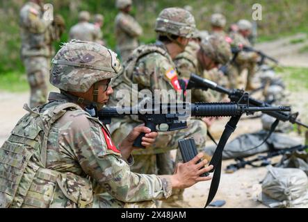 Dongducheon, Corea del Sud. 1° maggio 2024. I soldati STATUNITENSI si riuniscono in un poligono di tiro durante un test di stress shoot della competizione Best Squad condotta dalla US 2nd Infantry Division e dalla ROK-US Combined Division presso il Camp Casey dell'esercito americano a Dongducheon. La 2nd Infantry Division statunitense con sede in Corea del Sud organizza una "Best Squad Competition", dove i soldati competono in una varietà di eventi che li testano sia fisicamente che mentalmente. Credito: SOPA Images Limited/Alamy Live News Foto Stock