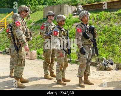 Dongducheon, Corea del Sud. 1° maggio 2024. I soldati STATUNITENSI si riuniscono in un poligono di tiro durante un test di stress shoot della competizione Best Squad condotta dalla US 2nd Infantry Division e dalla ROK-US Combined Division presso il Camp Casey dell'esercito americano a Dongducheon. La 2nd Infantry Division statunitense con sede in Corea del Sud organizza una "Best Squad Competition", dove i soldati competono in una varietà di eventi che li testano sia fisicamente che mentalmente. Credito: SOPA Images Limited/Alamy Live News Foto Stock