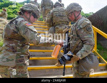 Dongducheon, Corea del Sud. 1° maggio 2024. I soldati STATUNITENSI si riuniscono in un poligono di tiro durante un test di stress shoot della competizione Best Squad condotta dalla US 2nd Infantry Division e dalla ROK-US Combined Division presso il Camp Casey dell'esercito americano a Dongducheon. La 2nd Infantry Division statunitense con sede in Corea del Sud organizza una "Best Squad Competition", dove i soldati competono in una varietà di eventi che li testano sia fisicamente che mentalmente. Credito: SOPA Images Limited/Alamy Live News Foto Stock