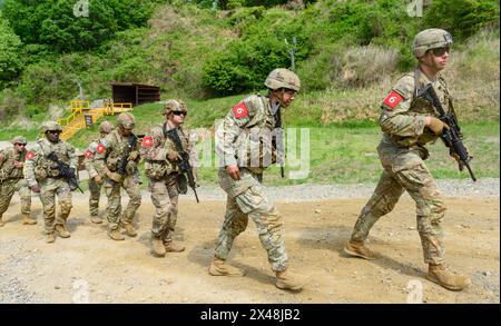 Dongducheon, Corea del Sud. 1° maggio 2024. I soldati STATUNITENSI si riuniscono in un poligono di tiro durante un test di stress shoot della competizione Best Squad condotta dalla US 2nd Infantry Division e dalla ROK-US Combined Division presso il Camp Casey dell'esercito americano a Dongducheon. La 2nd Infantry Division statunitense con sede in Corea del Sud organizza una "Best Squad Competition", dove i soldati competono in una varietà di eventi che li testano sia fisicamente che mentalmente. Credito: SOPA Images Limited/Alamy Live News Foto Stock