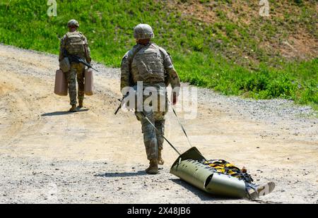 Dongducheon, Corea del Sud. 1° maggio 2024. I soldati STATUNITENSI trasportano un manichino e contenitori d'acqua durante un test di stress della Best Squad Competition condotta dalla US 2nd Infantry Division e dalla ROK-US Combined Division presso il Camp Casey dell'esercito americano a Dongducheon. La 2nd Infantry Division statunitense con sede in Corea del Sud organizza una "Best Squad Competition", dove i soldati competono in una varietà di eventi che li testano sia fisicamente che mentalmente. Credito: SOPA Images Limited/Alamy Live News Foto Stock