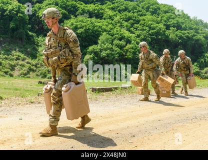 Dongducheon, Corea del Sud. 1° maggio 2024. I soldati STATUNITENSI trasportano contenitori d'acqua e scatole MRE durante un test di stress Shoot della Best Squad Competition condotto dalla US 2nd Infantry Division e dalla ROK-US Combined Division presso il Camp Casey dell'esercito americano a Dongducheon. La 2nd Infantry Division statunitense con sede in Corea del Sud organizza una "Best Squad Competition", dove i soldati competono in una varietà di eventi che li testano sia fisicamente che mentalmente. (Foto di Kim Jae-Hwan/SOPA Images/Sipa USA) credito: SIPA USA/Alamy Live News Foto Stock