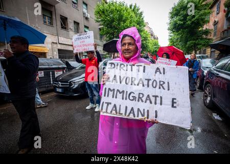 Roma, RM, Italia. 1 maggio 2024. Centinaia di lavoratori del sindacato COBAS si radunano a favore della Palestina e contro la guerra, lo sfruttamento e il razzismo. Il manifestante chiede il rispetto dei diritti dei lavoratori italiani e migranti. (Credit Image: © Marco di Gianvito/ZUMA Press Wire) SOLO PER USO EDITORIALE! Non per USO commerciale! Foto Stock