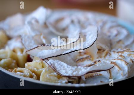 Sciogliere il burro su pancake caldi e spessi. Pancake di scoiattolo e lamponi. Una torre di spesse frittelle americane. Video rallentato 4K Foto Stock