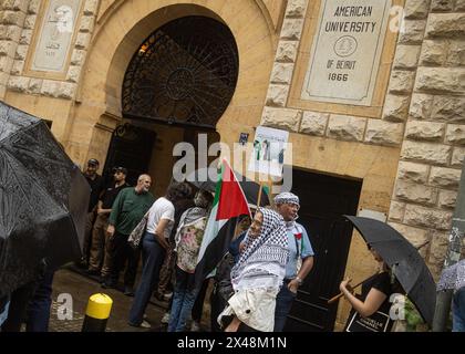 Beirut, Libano. 30 aprile 2024. Studenti e ex studenti al di fuori dell'Università americana di Beirut, ispirati dalle proteste del campus negli Stati Uniti, protesta per la dismissione universitaria da Israele a Beirut, Libano, il 30 aprile 2024. (Foto di Collin Mayfield/Sipa USA) credito: SIPA USA/Alamy Live News Foto Stock