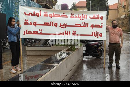 Beirut, Libano. 30 aprile 2024. Studenti e ex studenti al di fuori dell'Università americana di Beirut, ispirati dalle proteste del campus negli Stati Uniti, protesta per la dismissione universitaria da Israele a Beirut, Libano, il 30 aprile 2024. Lo striscione recita: “Fermare il genocidio è il primo passo verso la liberazione della Palestina, il diritto di ritorno e la demolizione del colonialismo”. (Foto di Collin Mayfield/Sipa USA) credito: SIPA USA/Alamy Live News Foto Stock