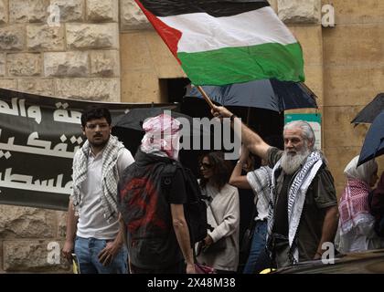 Beirut, Libano. 30 aprile 2024. Studenti e ex studenti al di fuori dell'Università americana di Beirut, ispirati dalle proteste del campus negli Stati Uniti, protesta per la dismissione universitaria da Israele a Beirut, Libano, il 30 aprile 2024. (Foto di Collin Mayfield/Sipa USA) credito: SIPA USA/Alamy Live News Foto Stock