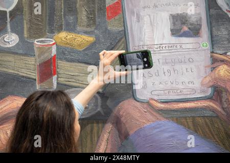 Elizabeth Xi Bauer Gallery, Deptford, Londra, Regno Unito. 1 maggio 2024. Catturata nell'atto di essere noi stessi, la mostra personale di Alexandra Zarins mostra l'evoluzione dell'esplorazione di Zarins nei concetti che circondano l'intimità, le interazioni sociali, la vicinanza personale e la turbolenza emotiva. Le opere includono: Alexandra Zarins, Wish You were here x, diptych 2024. Crediti: Malcolm Park/Alamy Live News Foto Stock