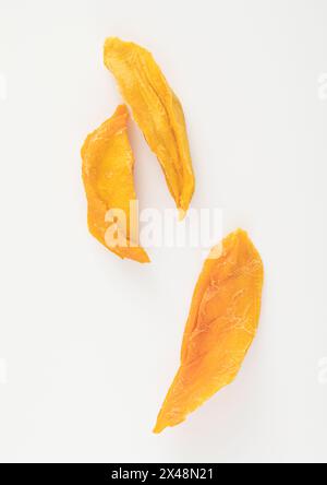 Macchie di mango essiccato su bianco. Vista dall'alto. Foto Stock