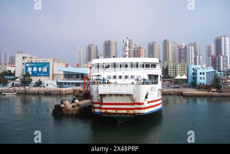 Nel 2014, un traghetto passeggeri ormeggiò al terminal del porto di Qingdao, che viaggiava da Qingdao a Huangdao tra le rive della baia di Jiaozhou. Foto Stock