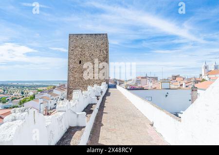 Muro e torre ad Avis, pittoresco villaggio medievale, nella regione dell'Alentejo. Centro del Portogallo. Foto Stock