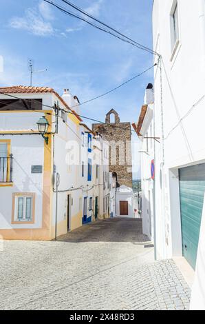 Strada ad Avis, pittoresco villaggio medievale, nella regione dell'Alentejo. Portogallo. Foto Stock