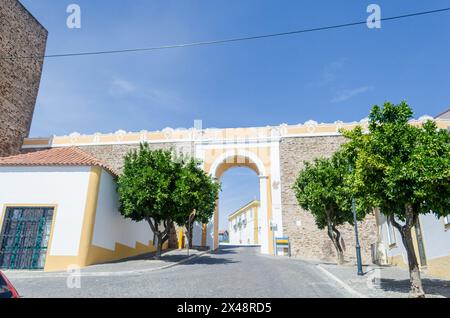 Porta nel muro di Avis, pittoresco villaggio medievale, nella regione dell'Alentejo. Centro del Portogallo. Foto Stock