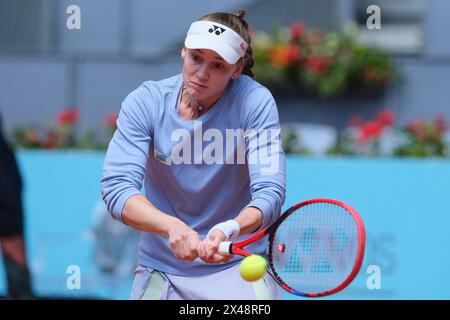 Madrid, Spagna. 1° maggio 2024. Elena Rybakina del Kazakistan contro Yulia Putintseva durante i quarti di finale del Muta Madrid Open a la Caja Magica il 1° maggio 2024 a Madrid, Spagna. Crediti: SIPA USA/Alamy Live News Foto Stock