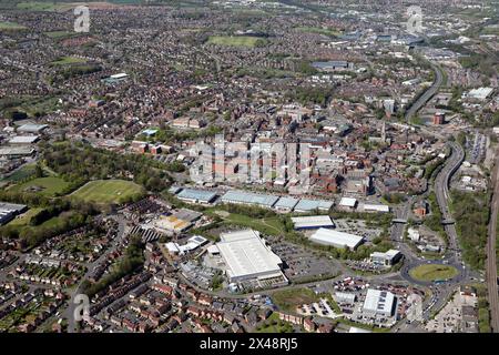 Vista aerea del centro di Chesterfield da sud con B&Q & Ravenside Retail Park in primo piano, Derbyshire Foto Stock