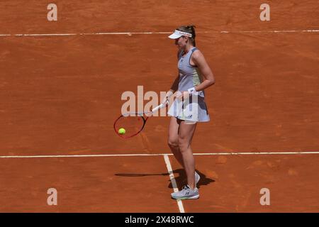 Elena Rybakina del Kazakistan contro Yulia Putintseva durante i quarti di finale del Muta Madrid Open a la Caja Magica il 1° maggio 2024 a Madrid, Spagna. Foto Stock
