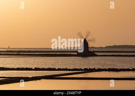 Splendido tramonto sulle saline di Mozia con gli storici mulini a vento Foto Stock