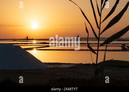 Splendido tramonto sulle saline di Mozia con gli storici mulini a vento Foto Stock