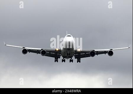 Un Boeing 747 atterra all'aeroporto di Heathrow a Londra Foto Stock