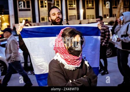 New Yorkl, New York, Stati Uniti. 29 aprile 2024. Gli studenti della New York University hanno istituito un accampamento in solidarietà con Gaza. Un accampamento precedente è stato smantellato dal NYPD e in un compromesso con gli amministratori, gli studenti hanno abbattuto le tende ma hanno continuato a occupare lo spazio pubblico come accampamento di solidarietà. Più di 34.000 palestinesi sono stati uccisi, più di 77.000 feriti e migliaia sono dispersi nella Striscia di Gaza. (Credit Image: © Michael Nigro/Pacific Press via ZUMA Press Wire) SOLO PER USO EDITORIALE! Non per USO commerciale! Foto Stock