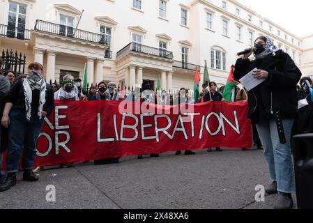 Londra, Regno Unito. 1° maggio 2024. I lavoratori per Una Palestina libera organizzano una manifestazione vicino agli uffici del produttore di armi BAE, chiedendo la fine delle vendite di armi a Israele. L'azione si è svolta a sostegno della Federazione generale palestinese dei sindacati, che ha chiesto che il giorno di maggio sia un giorno di azione solidale con il popolo assediato di Gaza. Crediti: Ron Fassbender/Alamy Live News Foto Stock