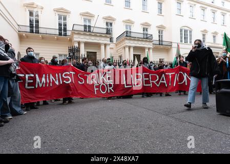 Londra, Regno Unito. 1° maggio 2024. I lavoratori per Una Palestina libera organizzano una manifestazione vicino agli uffici del produttore di armi BAE, chiedendo la fine delle vendite di armi a Israele. L'azione si è svolta a sostegno della Federazione generale palestinese dei sindacati, che ha chiesto che il giorno di maggio sia un giorno di azione solidale con il popolo assediato di Gaza. Crediti: Ron Fassbender/Alamy Live News Foto Stock