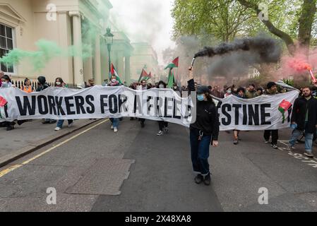 Londra, Regno Unito. 1° maggio 2024. I lavoratori per Una Palestina libera organizzano una manifestazione vicino agli uffici del produttore di armi BAE, chiedendo la fine delle vendite di armi a Israele. L'azione si è svolta a sostegno della Federazione generale palestinese dei sindacati, che ha chiesto che il giorno di maggio sia un giorno di azione solidale con il popolo assediato di Gaza. Crediti: Ron Fassbender/Alamy Live News Foto Stock