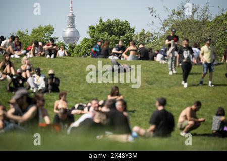 Berlino, Germania. 1° maggio 2024. Persone sedute al sole nel Parco Görlitzer. Crediti: Sebastian Christoph Gollnow/dpa/Alamy Live News Foto Stock