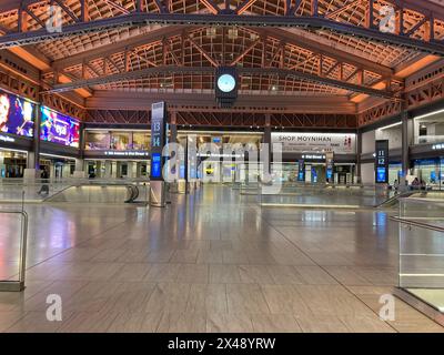 Vuota Daniel Patrick Moynihan Train Hall alla Pennsylvania Station di New York mercoledì sera, 17 aprile 2024. (© Frances M. Roberts) Foto Stock