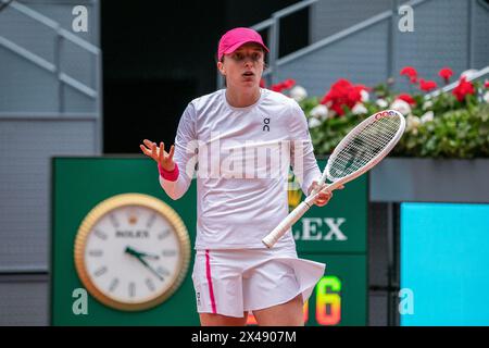 Madrid, Spagna. 30 aprile 2024. Il tennista polacco IgA Swiatek in azione durante una partita di tennis sul campo principale della Caja Magica di Madrid. Il polacco IgA Swiatek ha battuto il brasiliano Beatriz Haddad Maia con set di 4-6, 6-0 e 6-2 nei quarti di finale femminile l'ottavo giorno del mutua Madrid Open a la Caja M·gica a Madrid. (Foto di David Canales/SOPA Images/Sipa USA) credito: SIPA USA/Alamy Live News Foto Stock