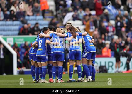 Giocatori del Leicester City per un huddle prima del calcio d'inizio durante la partita di Barclays WomenÕs Super League tra Leicester City e Manchester United. Foto Stock