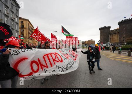 Napoli, Italia, 1° maggio 2024. Persone durante la manifestazione del giorno di maggio (Festa dei lavoratori), e contro il governo italiano. Foto Stock