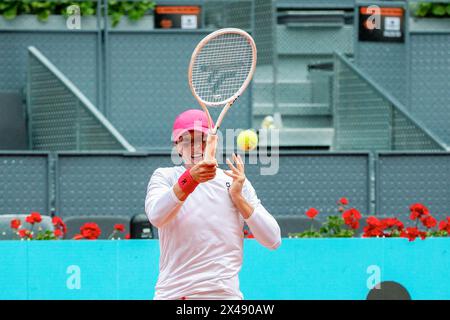 Madrid, Spagna. 30 aprile 2024. Il tennista polacco IgA Swiatek, in azione durante una partita di tennis sul campo principale della Caja Magica di Madrid. Il polacco IgA Swiatek ha battuto il brasiliano Beatriz Haddad Maia con set di 4-6, 6-0 e 6-2 nei quarti di finale femminile l'ottavo giorno del mutua Madrid Open a la Caja M·gica a Madrid. Credito: SOPA Images Limited/Alamy Live News Foto Stock