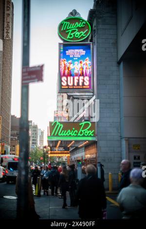 Theatergoers Outside the Music Box Theatre per vedere il musical “Suffs” mercoledì 24 aprile 2024. (© Richard B. Levine) Foto Stock