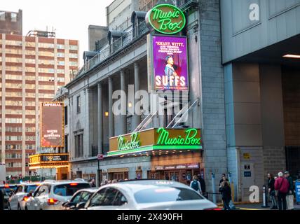Theatergoers Outside the Music Box Theatre per vedere il musical ÒSuffsÓÓ mercoledì 24 aprile 2024. (© Richard B. Levine) Foto Stock