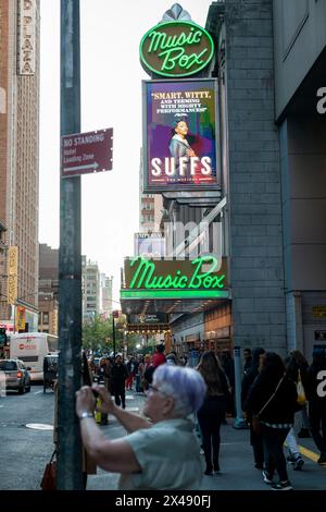 Theatergoers Outside the Music Box Theatre per vedere il musical “Suffs” mercoledì 24 aprile 2024. (© Richard B. Levine) Foto Stock