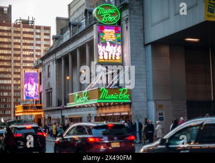 Theatergoers Outside the Music Box Theatre per vedere il musical ÒSuffsÓÓ mercoledì 24 aprile 2024. (© Richard B. Levine) Foto Stock