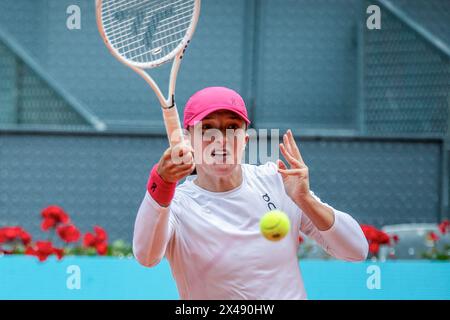 Madrid, Spagna. 30 aprile 2024. Il tennista polacco IgA Swiatek, in azione durante una partita di tennis sul campo principale della Caja Magica di Madrid. Il polacco IgA Swiatek ha battuto il brasiliano Beatriz Haddad Maia con set di 4-6, 6-0 e 6-2 nei quarti di finale femminile l'ottavo giorno del mutua Madrid Open a la Caja M·gica a Madrid. (Foto di David Canales/SOPA Images/Sipa USA) credito: SIPA USA/Alamy Live News Foto Stock