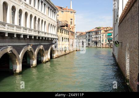 VENEZIA - 12 GIUGNO 2011: Edifici lungo il canale, il 12 GIUGNO 2011 a Venezia, Italia . Più di 20 milioni di turisti vengono a Venezia ogni anno. Foto Stock