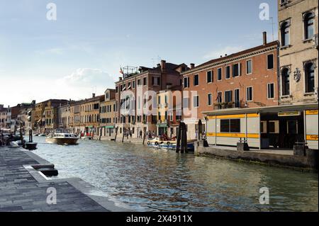 VENEZIA - 12 GIUGNO 2011: Edifici lungo il canale, il 12 GIUGNO 2011 a Venezia, Italia . Più di 20 milioni di turisti vengono a Venezia ogni anno. Foto Stock