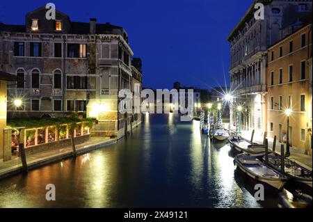 VENEZIA - 12 GIUGNO 2011: Edifici lungo il canale, il 12 GIUGNO 2011 a Venezia, Italia . Più di 20 milioni di turisti vengono a Venezia ogni anno. Foto Stock